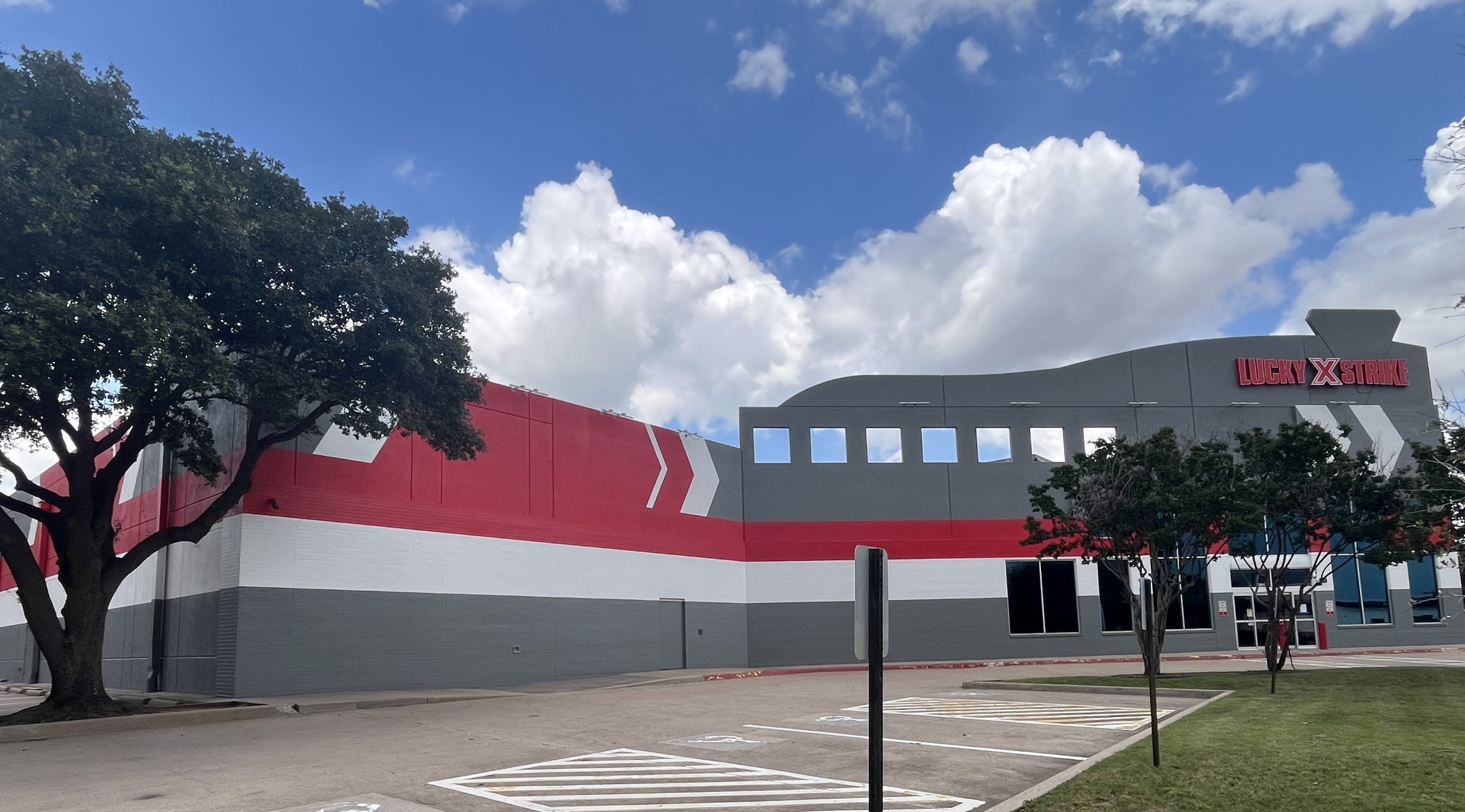 The finished Lucky Strike façade in Addison, Texas, featuring the brand’s three-tone gray, red and white color scheme.