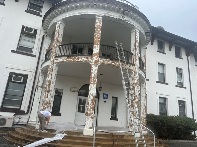 photo of government building in glen gardner before being repainted
