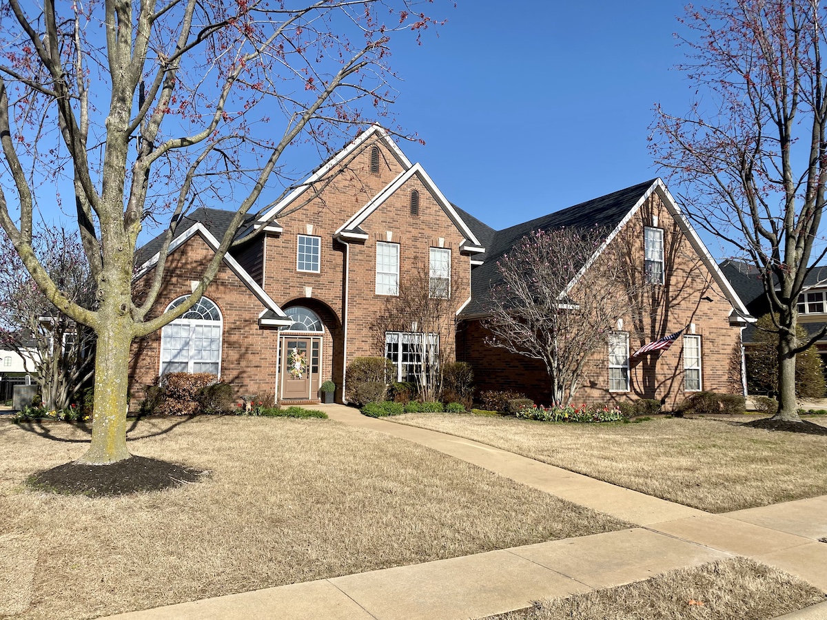 Brick house before exterior repainting in Rogers, Arkansas.