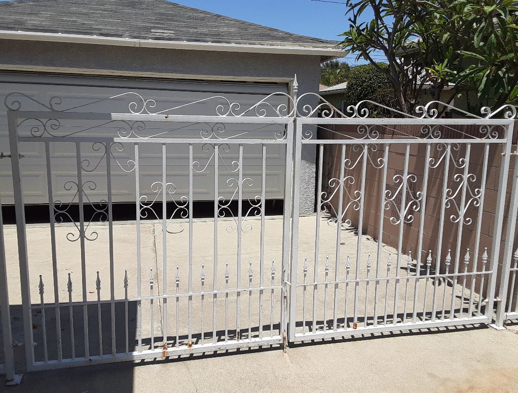 metal rusting gate