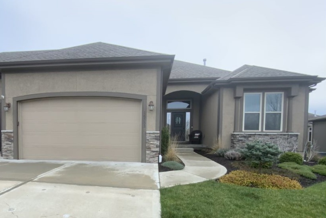 home exterior before refinish