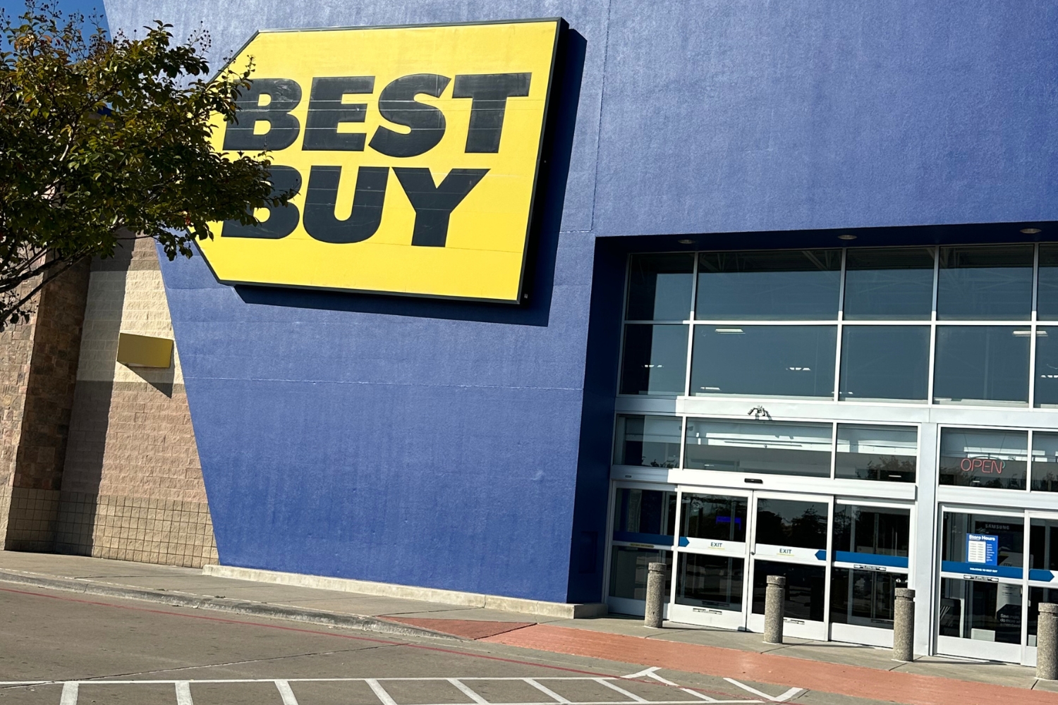 Retail Mall Painting Case Study After Photo of Best Buy doors