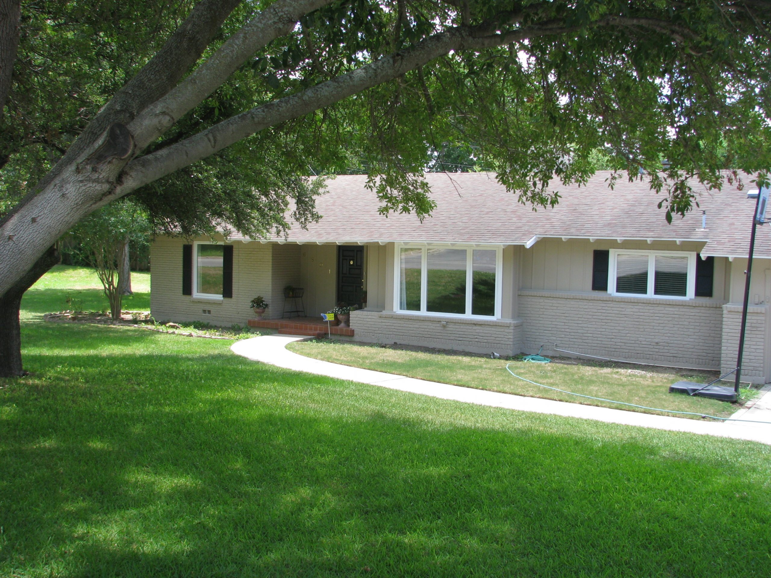 siding and brick home after paint job