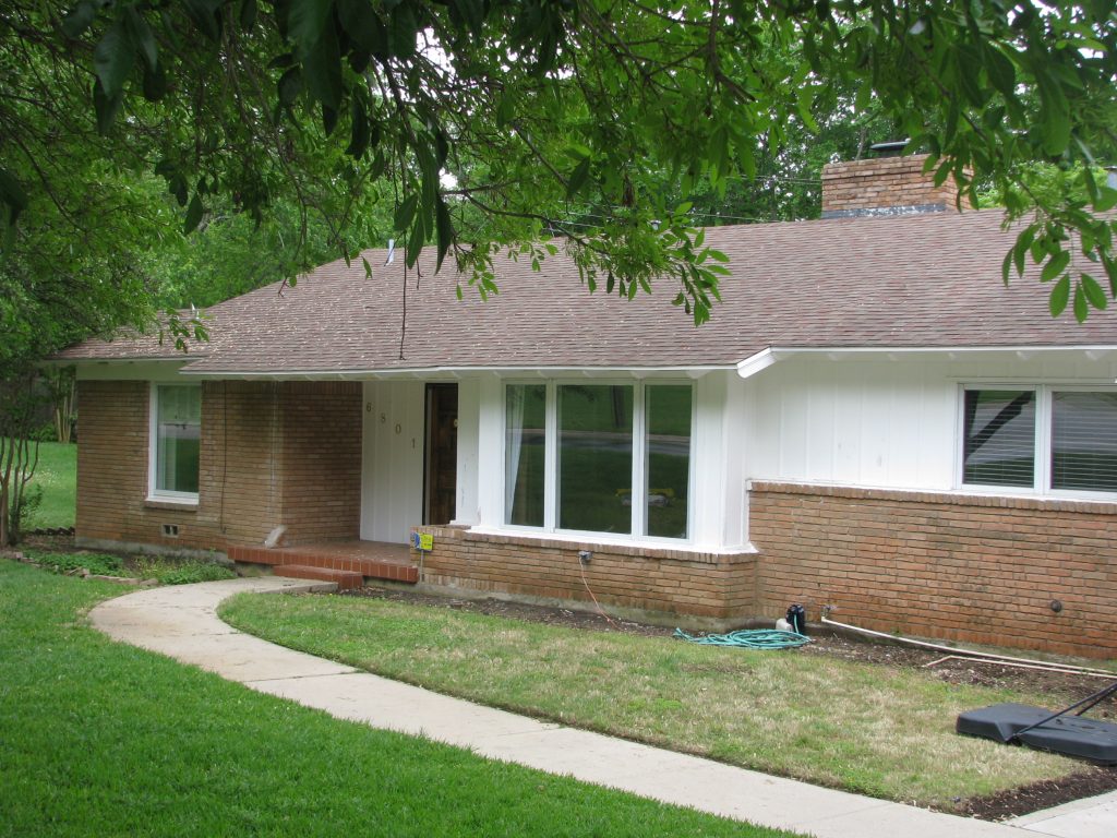 siding and brick home before paint job