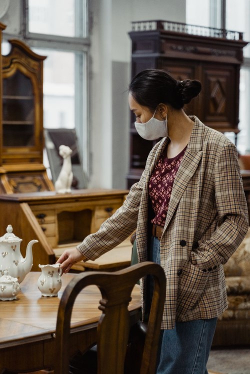 woman antiquing to find decorations on a budget