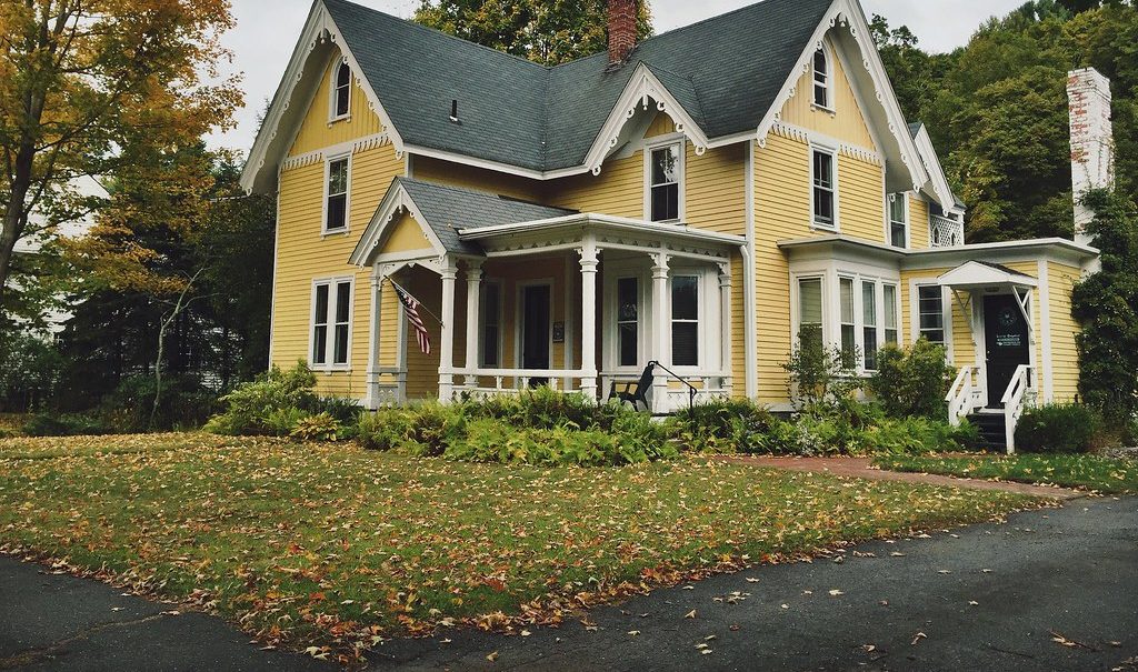 woodbury home yellow siding