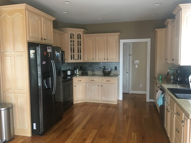 photo of kitchen cabinets before being repainted
