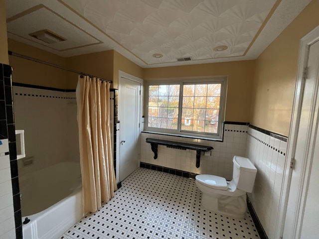 bathroom in louisville ky before being repainted