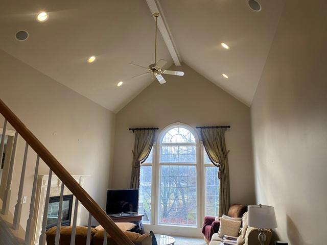 photo of ceiling in jeffersontown before being repainted