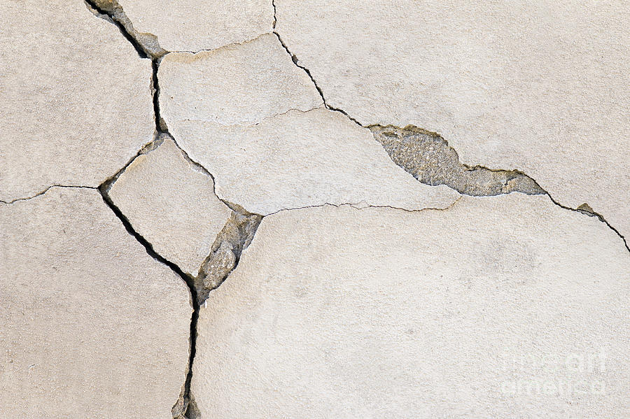 cracked section of stucco exterior before being repaired.