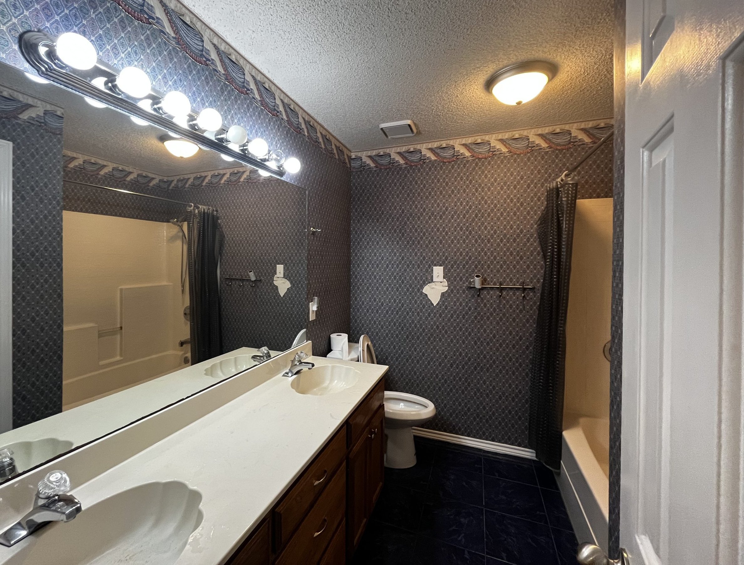 Wallpaper Removal Services Before