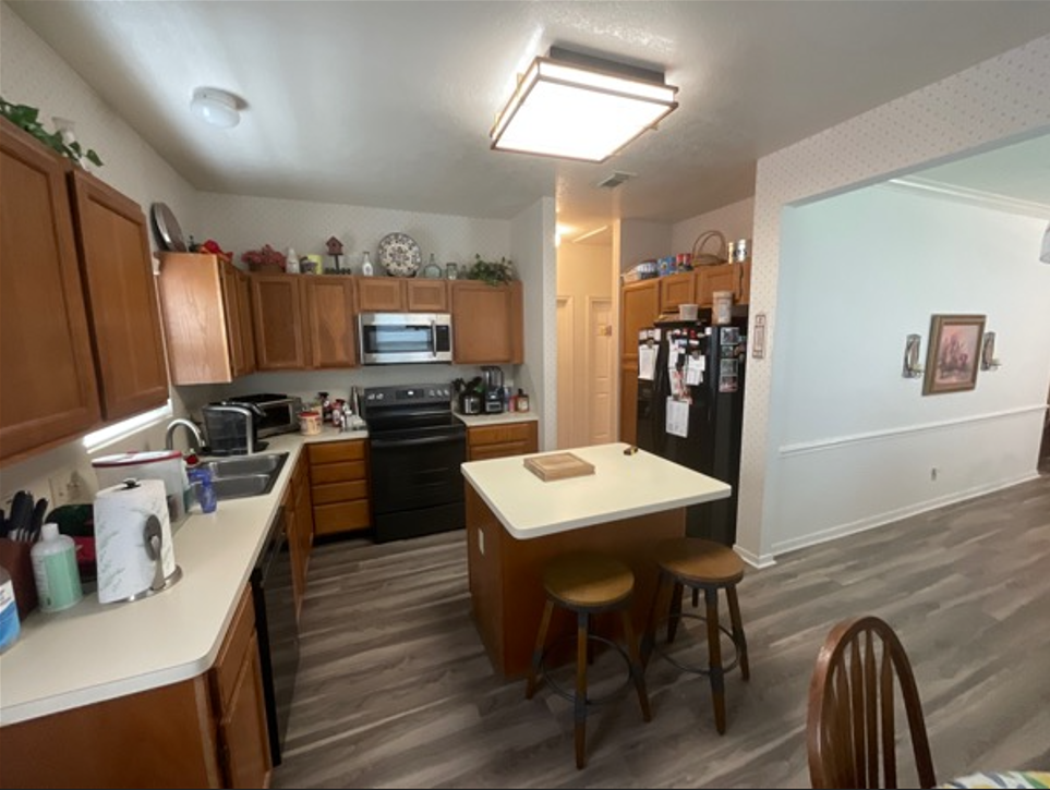 kitchen before wallpaper removal and painting