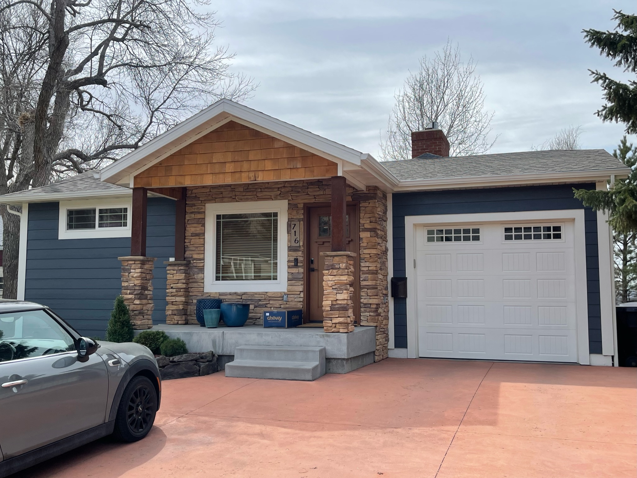 The final result of the exterior paint and trim change blue and white