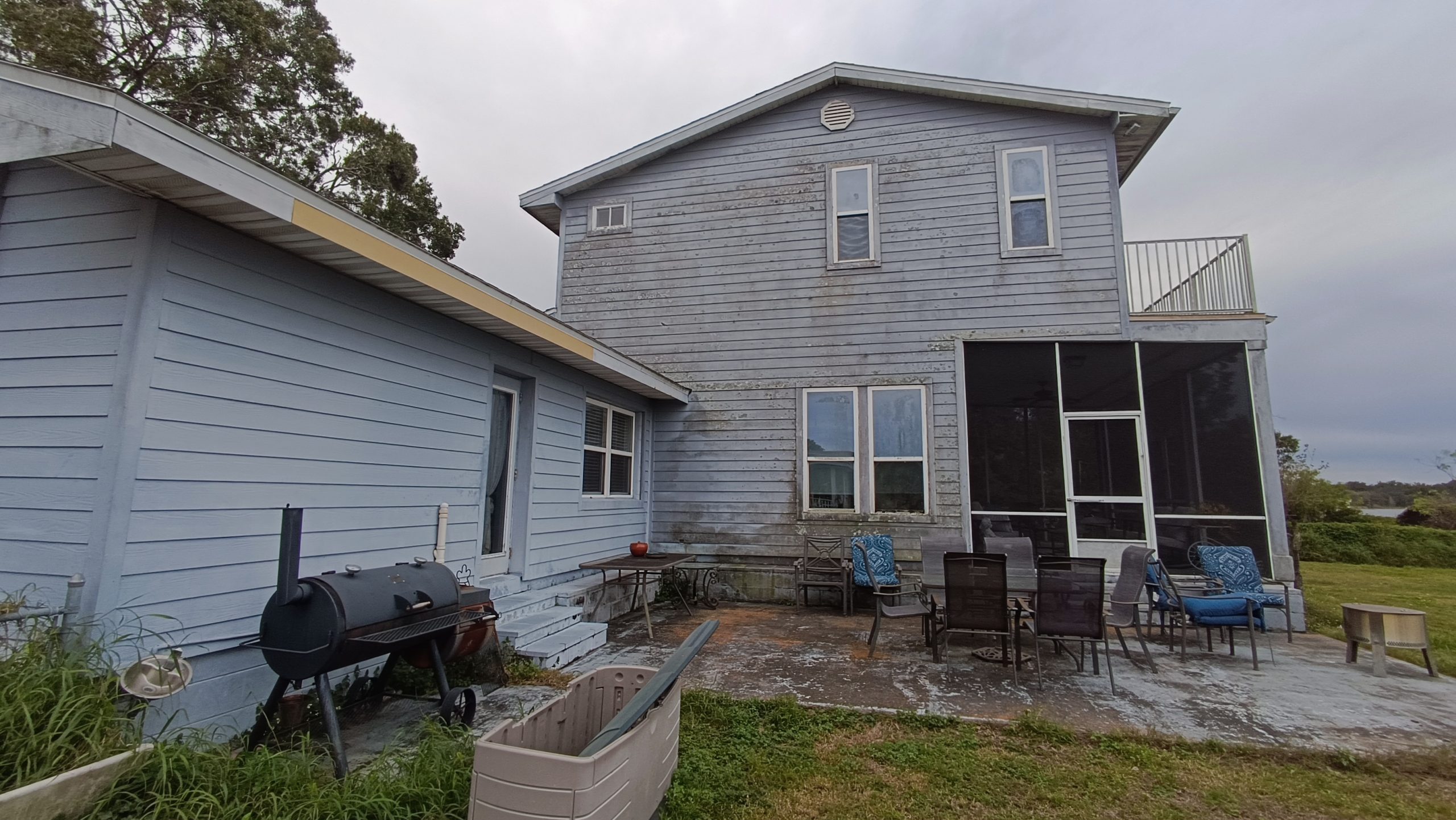 exterior of house before cleaning and painting