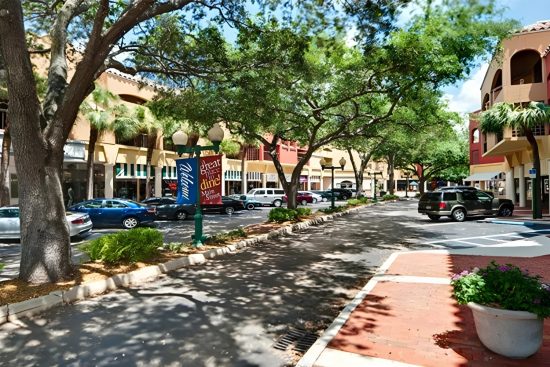 Maimi Lakes Main street on a sunny day