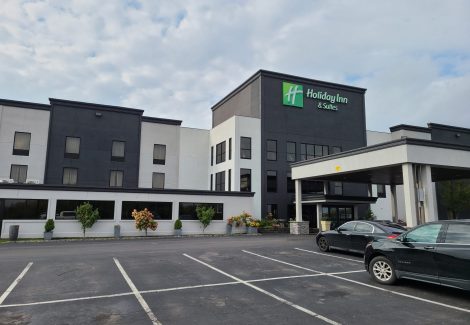 Holiday Inn & Suites